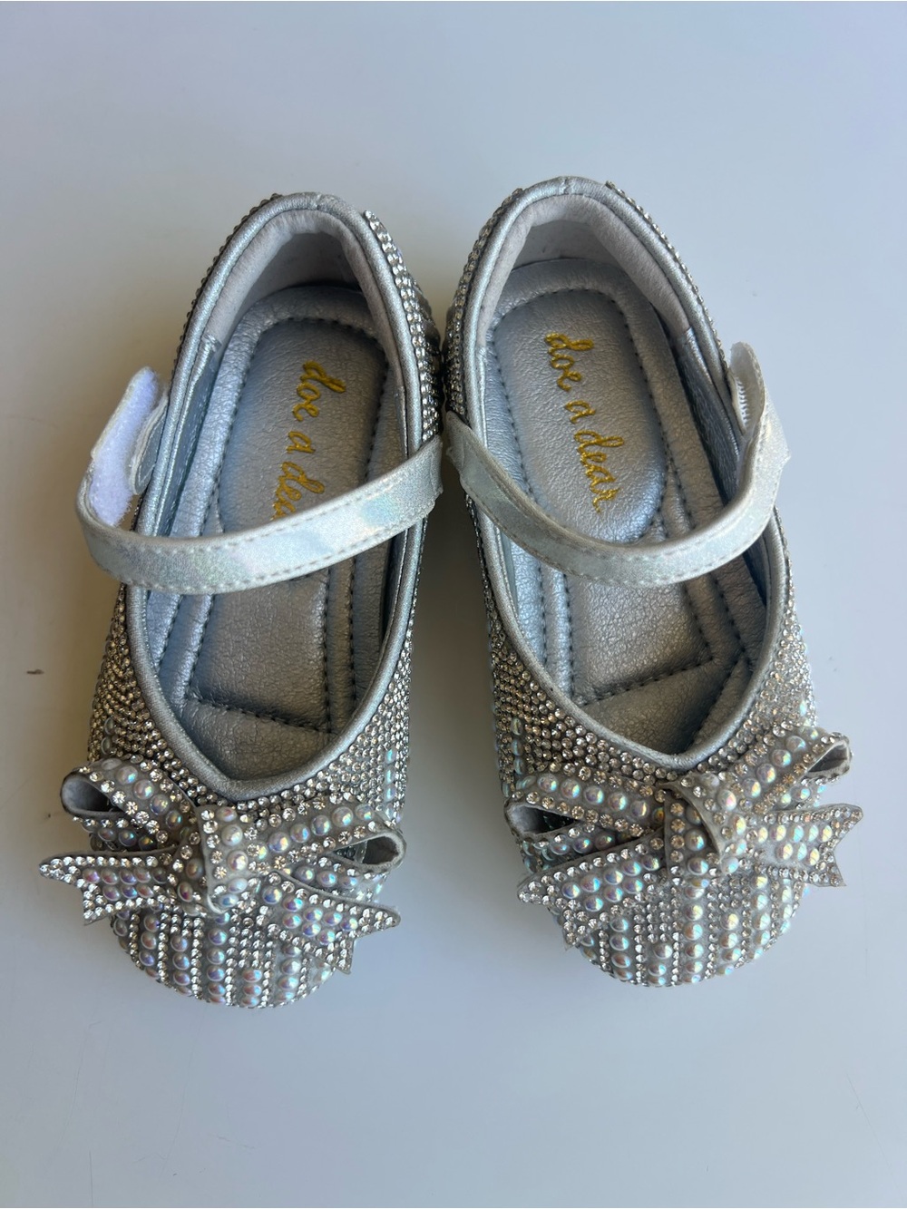 Doe A Dear Girls Silver Pearls and Rhinestones Bows Mary Jane Shoes 22/6 NWT - Picture 3 of 12